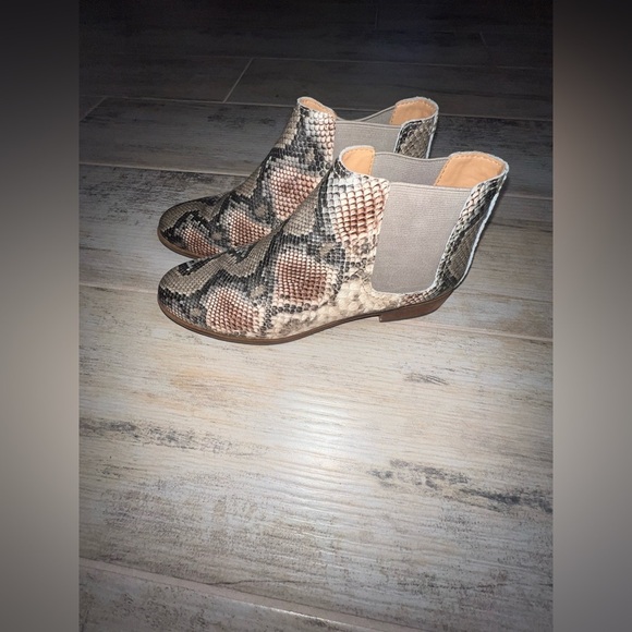 Frye & Co. Mila Chelsea Boots Taupe Snake Embossed Leather Size 9 - Picture 2 of 8